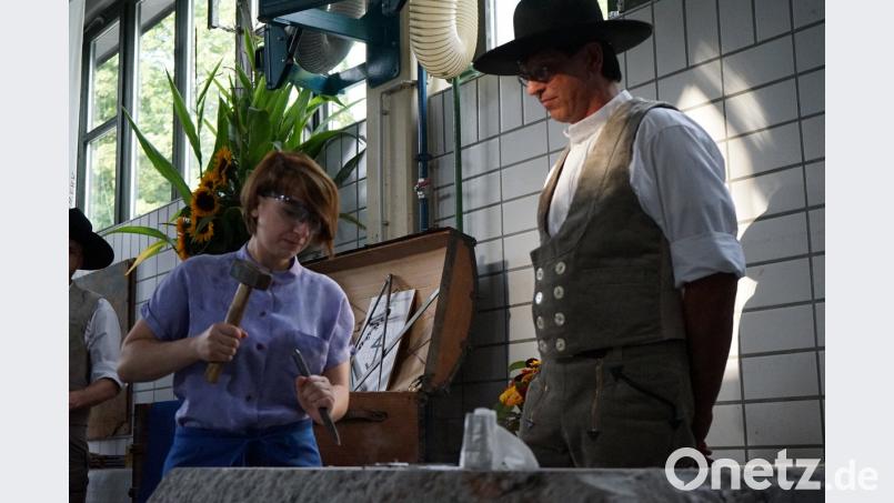 Vor Ausbilder Klaus Heinl mussten zwei leichte, schnelle Schläge und ein kräftiger Schlag mit Hammer und Meißel durchgeführt werden. abi