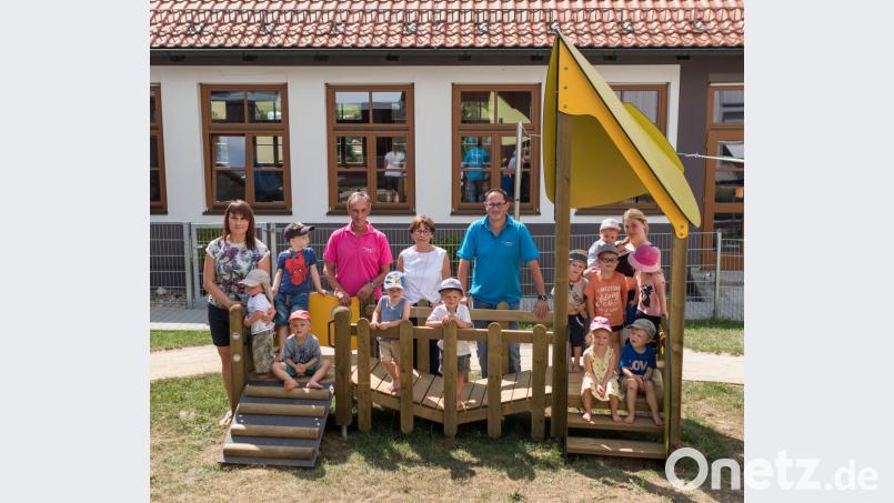 Bei der Übergabe des Spielgerätes von Günter Horn (links) und Torsten Kaiser (rechts) von der Theatergruppe an Bürgermeisterin Marianne Rauh (mitte) sowie Katrin Jänicke (links) und Tanja Sommer (rechts) von „Löwenzahn“ ist die Begeisterung der Kinder groß. dtr