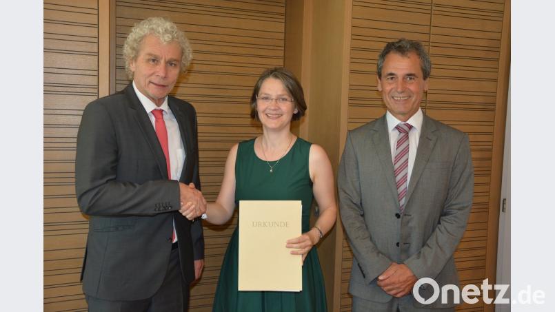 Jetzt ist es offiziell, am Dienstagmittag wurde die bisherige Seminarrektorin Martina Puff offiziell zur neuen Schulrätin am Staatlichen Schulamt Tirschenreuth ernannt. Dazu gratulierten Landrat Wolfgang Lippert (links) und leitender Schulamtsdirektor Rudolf Kunz. jr