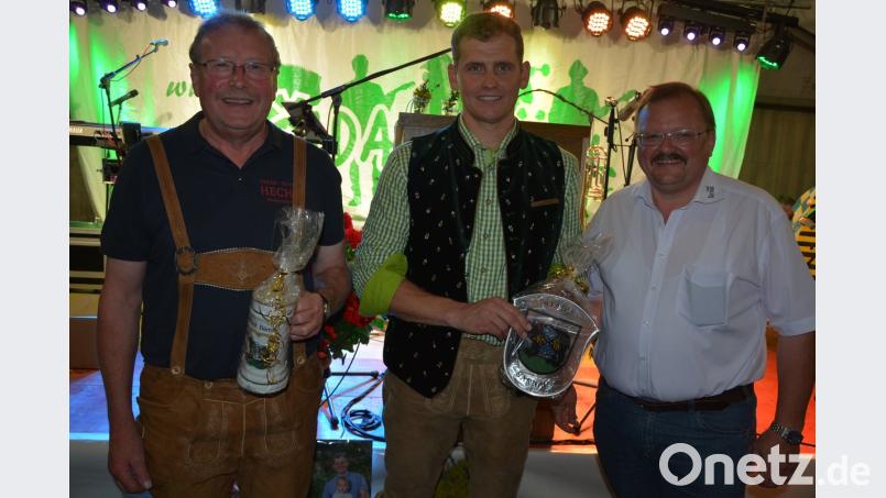 Bürgermeister Alfred Stier (rechts) überbrachte die Glückwünsche der Stadt Bärnau an Seniorchef Gerhard Hecht (links) und Firmenchef Johannes Hecht. jr