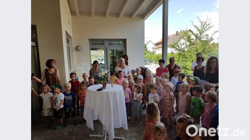 Zusammen mit den Kindergartenpersonal versammelten sich die jungen Künstler zur Vernissage im Kindergarten St. Martin. hir