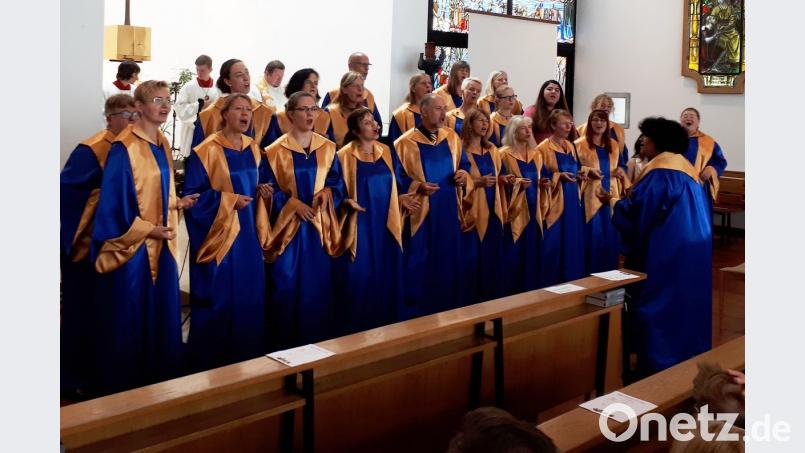 Der Gospelchor „Hope an Joy“ singt im Gottesdienst in der Kapelle des Haus St. Elisabeth. sei