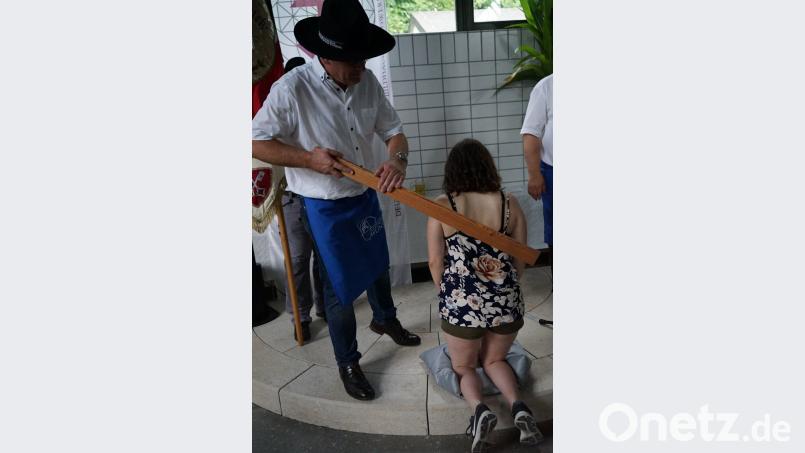 Jeder einzelne Absolvent musste sich dann nach Aufruf vor Innungs-Obermeister Norbert Schlick auf ein Kissen knien, ein mehr oder weniger kräftiger Schlag mit dem Richtscheit beförderte den Lehrling dann offiziell in den Gesellenstand. abi