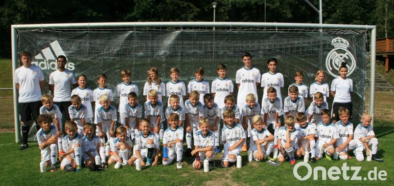 Betreut werden die Kinder von Nadia Alla (rechts) sowie Florian Schaumberger und Jassem Samir (von links). wro