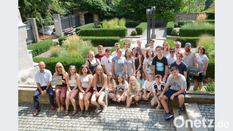 Die Austauschschüler werden von stellvertretenden Landrat im Amt, Dr. Alfred Scheidler (links) empfangen, im Barockgarten des Landratsamtes empfangen. Gabi Schönberger