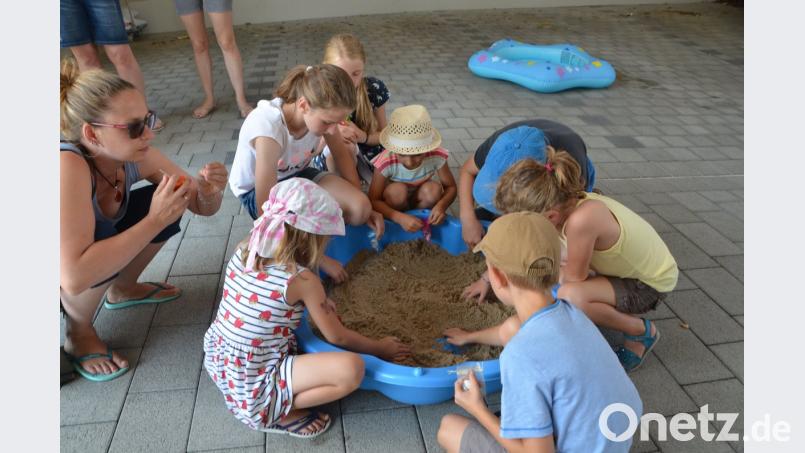 Zum Auftakt des Kinderferienprogramms war es noch nie so heiß wie in diesem Jahr. Trotzdem kommen die Mädchen und Buben gerne zur Sparkasse. In einer Sandmuschel waren kleine Schätze versteckt. dob