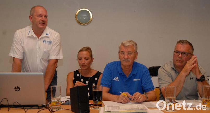 Dieses Quartett ist für den Juniorenfußball im Kreis Amberg/Weiden verantwortlich (von links): Kreisjugendleiter Klaus Meier sowie die Spielgruppenleiter Kathrin Gsell, Karl-Heinz Luber und Wilhelm Fritz. gb