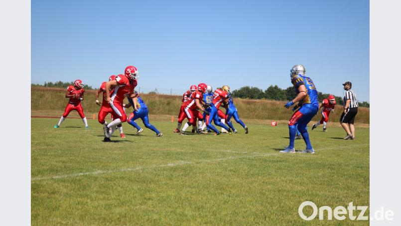 Elf gegen elf heißt es auch beim Football - doch es geht ein wenig härter zur Sache als beim Fußball. psba