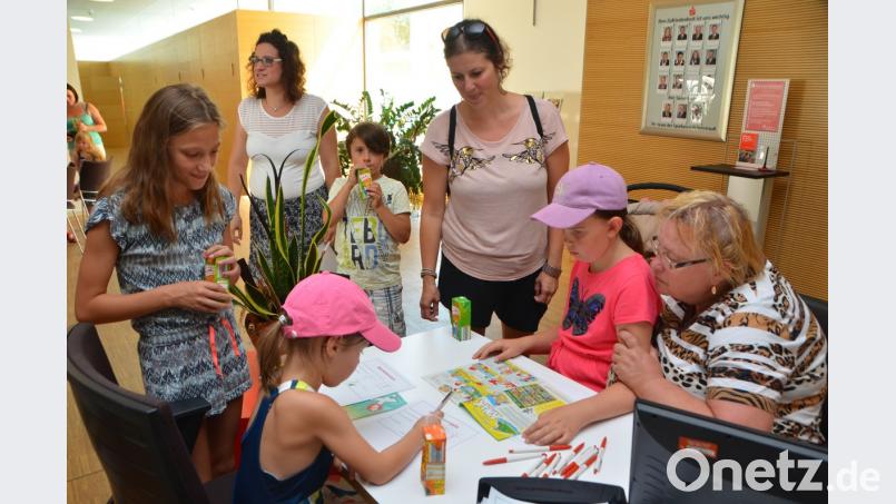 Zum Auftakt des Kinderferienprogramms war es noch nie so heiß wie in diesem Jahr. Trotzdem kommen die Mädchen und Buben gerne zur Sparkasse. dob