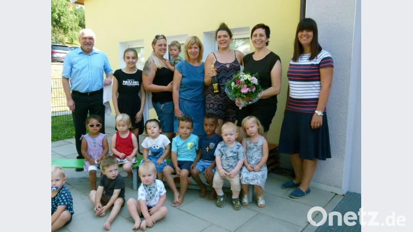 Bürgermeister Peter Lehr (links) und Geschäftsleiterin Heike Biersack (rechts) verabschieden Petra Pöpperl und Franziska Grimm (Zweite und Dritte von rechts). rn