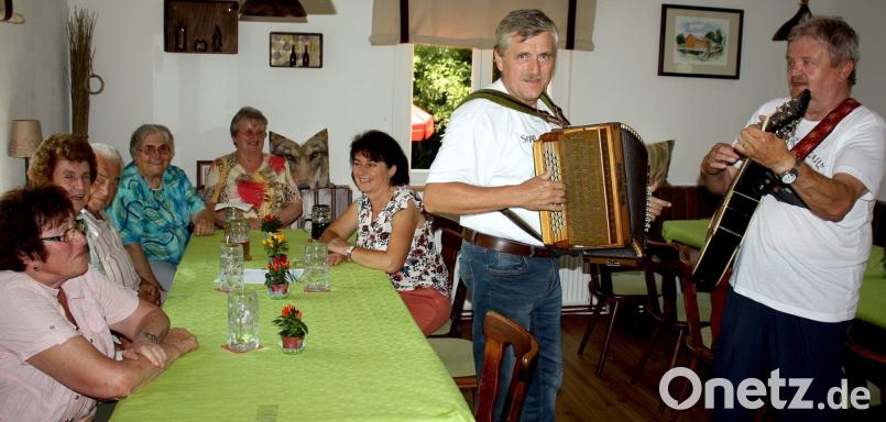 Bild: zer Mit Akkordeon und Gitarre unterhielten die Zwoa Schoagern die Gäste musikalisch. Erst am Abend war die Brettlhüttn voll besetzt, die Gäste warteten erstmal die Hitze am Nachmittag ab. zer