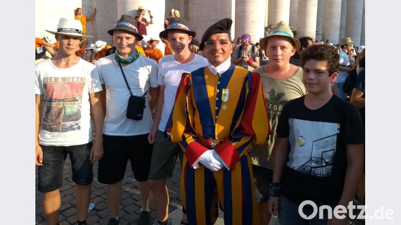 Während (von links) Thomas Kneissl, Johannes Porst, Ralf Schreyer, Jonas Etterer und Florian Gebhardt auf Papst Franziskus in seinem Papamobil warten, lassen sie sich mit einem Schweizergardisten ablichten. Mit Altardienern aus den Pfarreien Kemnath und Erbendorf verbringen sie eine unvergessliche Ferienwoche in der ewigen Stadt. mez