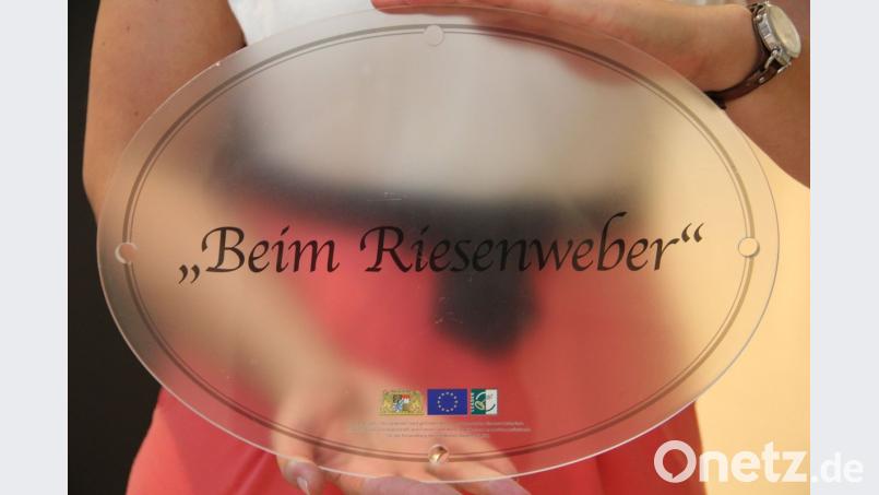 Der Riesenweber hat sich hier verewigt. So sehen die Hausnamen-Schilder aus. Wer bislang noch keines hat, bekommt nun eine Gelegenheit. gri