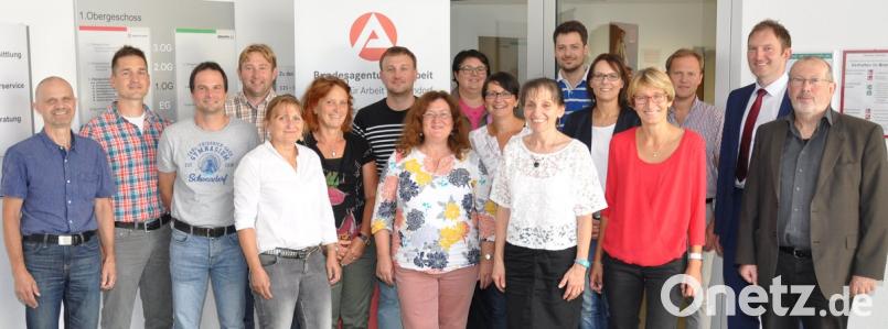 Vertreter der Agentur für Arbeit und der Gymnasien trafen sich zu einem regen Austausch, der von Bernhard Lang (2. von rechts), Manuel Hautmann (2.Reihe, Mitte) und Albert Freier (rechts) geleitet wurde. exb