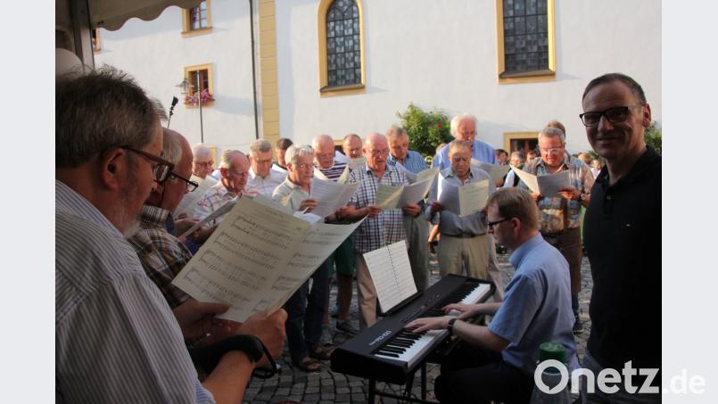Der Männergesangverein Waldsassen sang &quot;Das ist dein Tag&quot;. kro