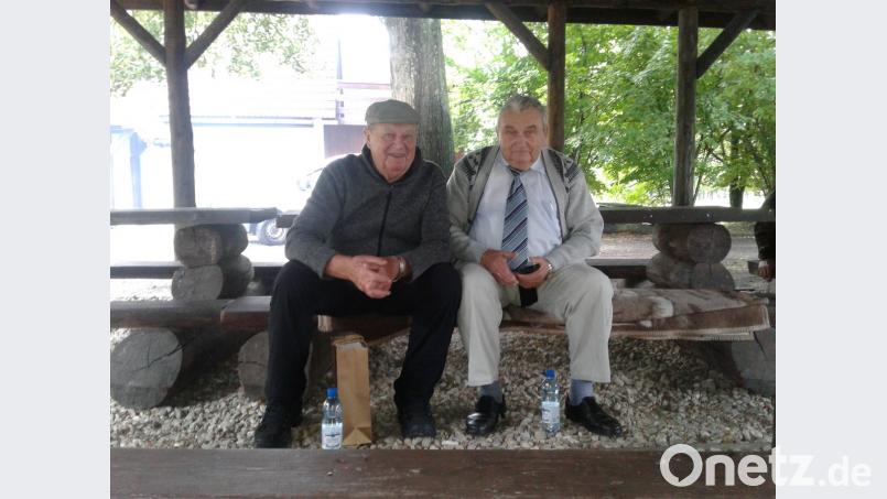 Otto Weiß (links) freute sich über das Wiedersehen mit dem ehemaligen Bürgermeister von Ledziny, Wladislaw Trzcinski. exb