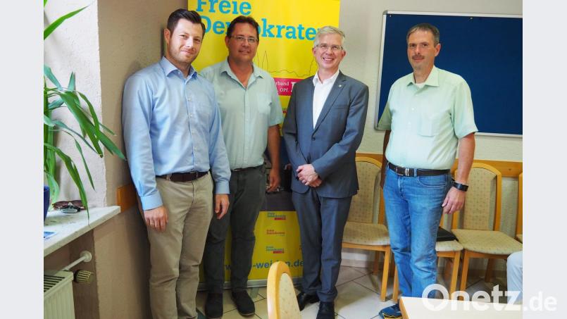 Bundestagsabgeordneter und FDP-Gesundheitsexpert Professor Andrew Ullmann (Dritter von links) zusammen mit (von links) FDP-Landtagsspitzenkandidat Christoph Skutella, Bezirkstagsdirektkandidat Oliver Mutterer und Landtagswahl-Listenkandidat Joachim Behrend. Bühner