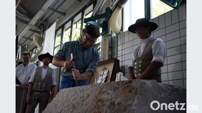 Vor Ausbilder Klaus Heinl mussten zwei leichte, schnelle Schläge und ein kräftiger Schlag mit Hammer und Meißel durchgeführt werden. abi
