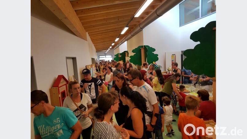 Kaum ein Durchkommen war bei der Vernissage im Kindergarten St. Martin zum Projekt "Kunst im Kinderhand". hir