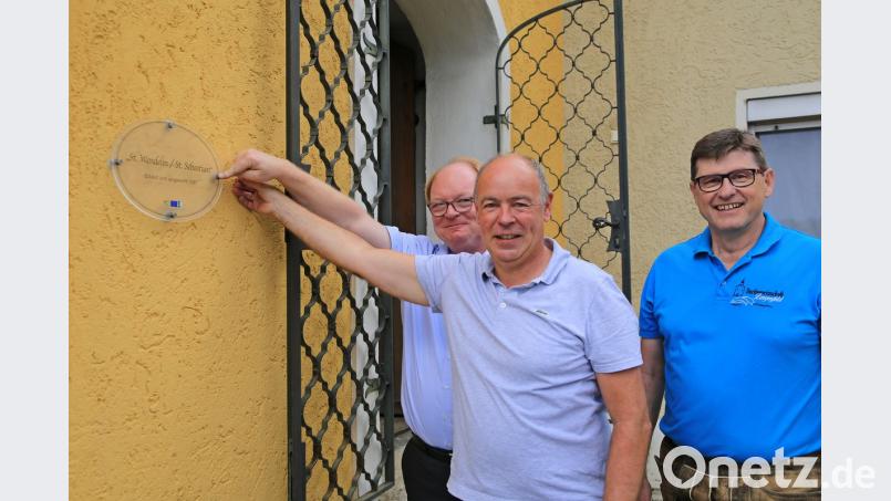 Pfarrer Wolfgang Bauer, 1.Bügermeister Roland Strehl und 1.Vorsitzender Reinhold Rösel beim Anbringen des ersten Schildes an der Lengenfelder Kirche egl
