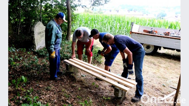 Heimatfreunde des OWV erneuern am Gedenkstein des Hans-Kett-Lug in Hardt die Ruhebank. le