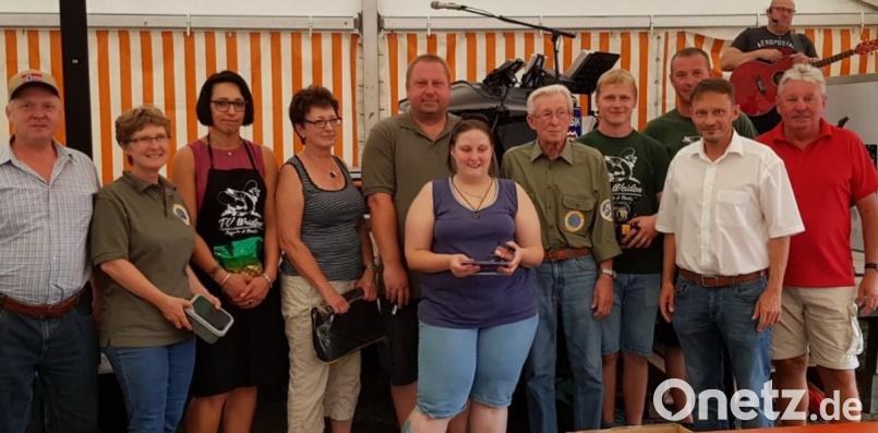 Die erfolgreichen Angler des Fischereivereins Weiden. Auch Bürgermeister Jens Meyer (rechts) kommt zu Siegerehrung. Kunz