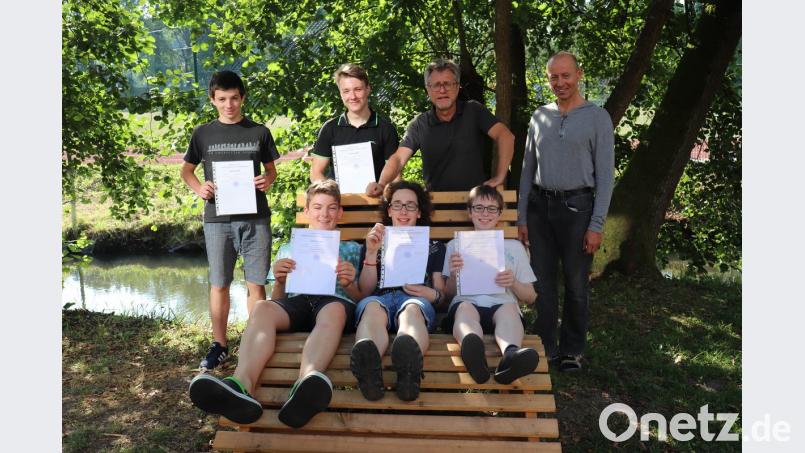 Die Frühstudenten mit Helmut Matejka und Betreuungslehrer Klaus Märker (rechts). exb