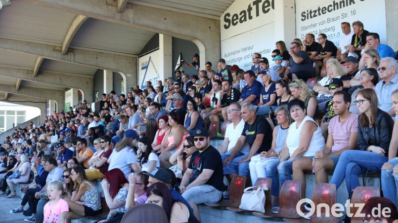 Die Tribüne des Stadions am Schanzl in Amberg ist nahezu voll - 800 Leute haben sich teilweise die Spiele der Mad Bulldogs angesehen. pjle