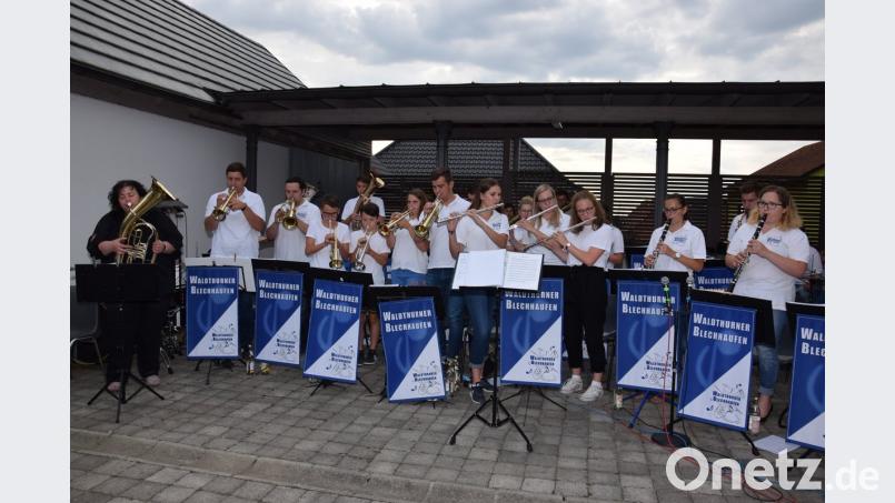 Beim &quot;Jubiläumsmarsch&quot;, den es am Ende der Serenade zu hören gab, mischten sich die &quot;Blechhaufen Youngsters&quot; unter den &quot;Waldthurner Blechhaufen&quot;. fla