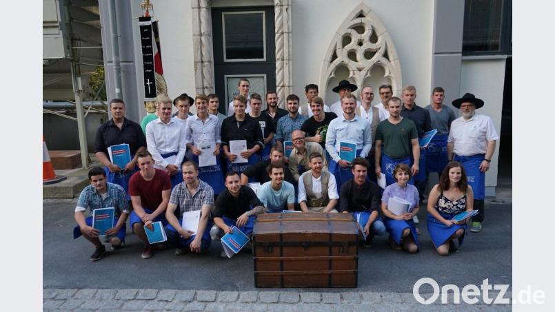 Insgesamt zwei Damen und 25 Herren konnten am Freitagabend in der eingetischten Steinmetzwerkstatt verabschiedet werden. Sie kommen aus ganz Franken und aus der Oberpfalz. abi