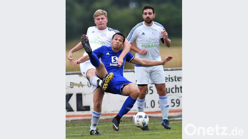 Bislang wehrte sich die SpVgg Schirmitz (links, Benedikt Kormann im Spiel gegen den SV Raigering) vergeblich. Am Freitag soll daheim gegen Schwarzenfeld der erste Punktgewinn gelingen. btg
