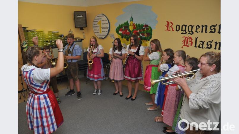 Der "Blechana Hulzhafa" ist die neueste Formation der Roggensteiner Blasmusik. Leiterin ist die erst 16-jährige Sophia Haupt aus Altenstadt, die in Roggenstein das Musizieren von der Pike auf lernte. dob