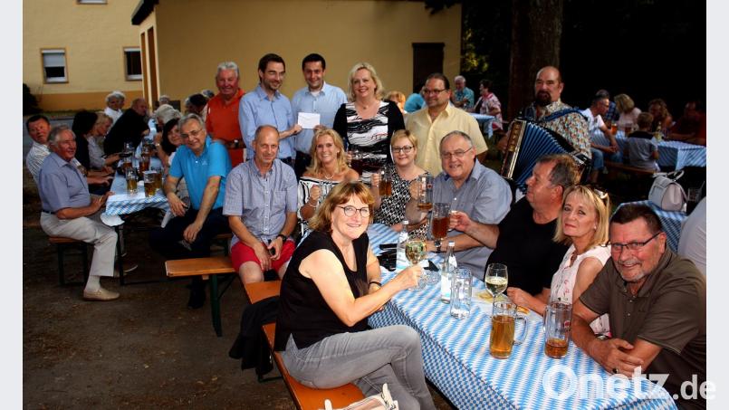 Im Strehlgarten feiert der CSU-Ortsverband Rehbühl sein Gartenfest. Schirmherr Stephan Oetzinger überreicht eine Spende. R. Kreuzer