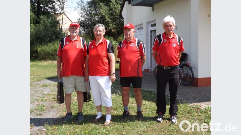 Vorsitzender Hans-Jürgen Breuer (links) und Sportwart Alfons Foitzik (rechts) gratulieren Lidwina Dürrschmidt und Heinrich Schreglmann zum Turniersieg. jzk