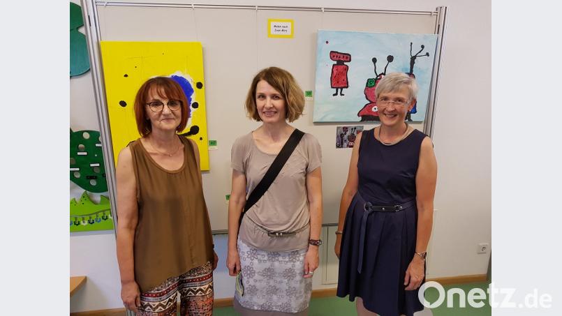Die Kindergartenleiterin Gabi Schönberger (links) konnte auch die externen Projektpartner begrüßen. Hier Christa Haubelt-Schlosser (Mitte) vom Schmidt-Haus in Nabburg. hir