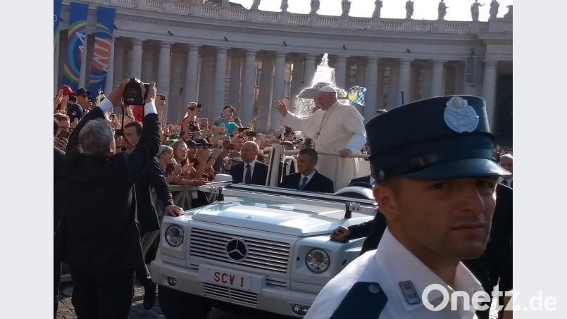 Papst Franziskus auf dem Weg zur Audienz. mez