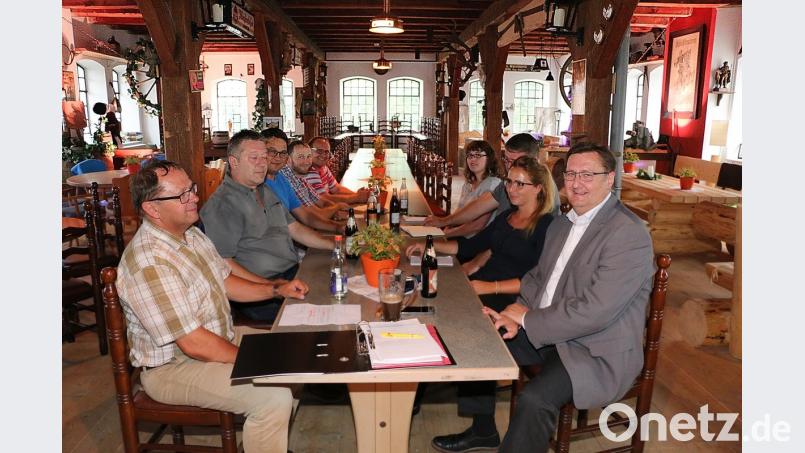 Beim Friedenfelser Herbstfest wird nichts dem Zufall überlassen. Die Verantwortlichen der Schlossbrauerei, Außendienstleiter Helmut Radimerski (links), Geschäftsführer Thomas Schultes und Sabrina Bittner vom Festservice (von rechts), sprachen mit Vereinsvertretern über die Vorbereitungen. bsc