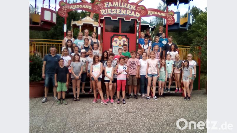 Das Familien-Riesenrad ist eine von vielen Attraktionen, in die die Ministranten immer wieder einsteigen. hl