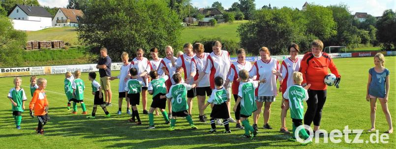 Ganz wie bei den Profis: Die G-Jugend-Kicker des Sportvereins und ihre Mütter klatschen sich ab. jml