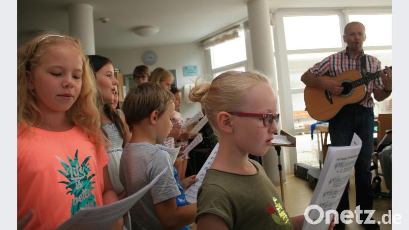 Der Kinderchor-Buben und Mädchen waren zum ersten Mal dabei. Mit ihren hellen Stimmen begeisterte sie ihr Publikum beim Fuchsmühler Sommerkonzert. wro