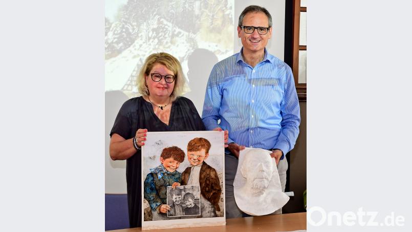 Judith von Rauchbauer (links) und Wolfgang Dersch präsentieren die beiden Neuerwerbungen: die Zeichnung mit dem Titel &quot;Zwei Buben&quot; und den Gipsabdruck der Totenmaske von Michael Mathias Prechtl. Bild: Petra Hartl