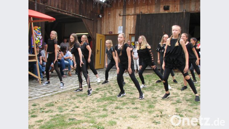 Die Tanzgruppen des 1. FC Neunburg bekamen für ihre Choreografie großen Applaus. exb