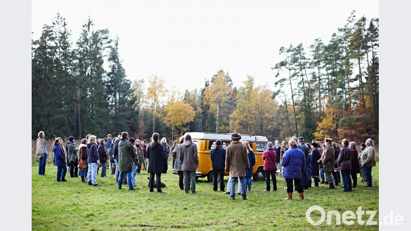 In diesem VW-Bus kommt es zum Schulterschluss zwischen dem Landrat (dargestellt von Johannes Zeiler), der inzwischen vom Befürworter zum Gegner geworden ist, und der engagierten Vertreterin der Bürgerinitiative Monika Gegenfurtner (Anna Maria Sturm). Vertreter des Widerstands verfolgen das Treffen mit Skepsis. exb/Erik Mosoni