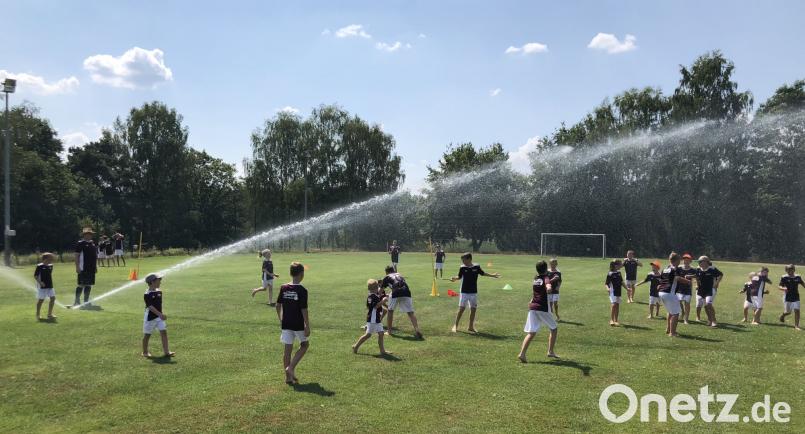 Die Nachwuchsfußballer freuen sich bei den tropischen Temperaturen über jede Abkühlung. gz