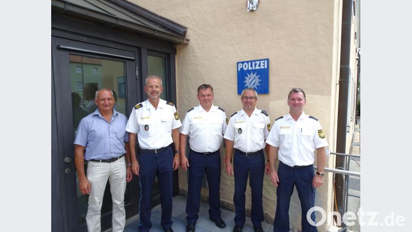 Abschied und Neuanfang bei der Polizeiinspektion Waldsassen: Georg Ziegler (Mitte) ist neuer stellvertretender PI-Leiter. Dieses Amt führte vorher Hubert Schricker (Vierter von links) aus. Mit im Bild sind (von links) stellvertretender Personalratsvorsitzender Franz Eichenseher, Polizeivizepräsident Thomas Schöniger und PI-Chef Markus Damm. rti