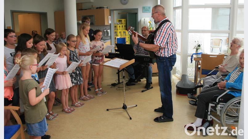 „Hab Sonne im Herzen“ empfahlen Werner Fritsch und seine Chöre, die am Samstagnachmittag auch gemeinsam musizierend Lieder anstimmten. wro