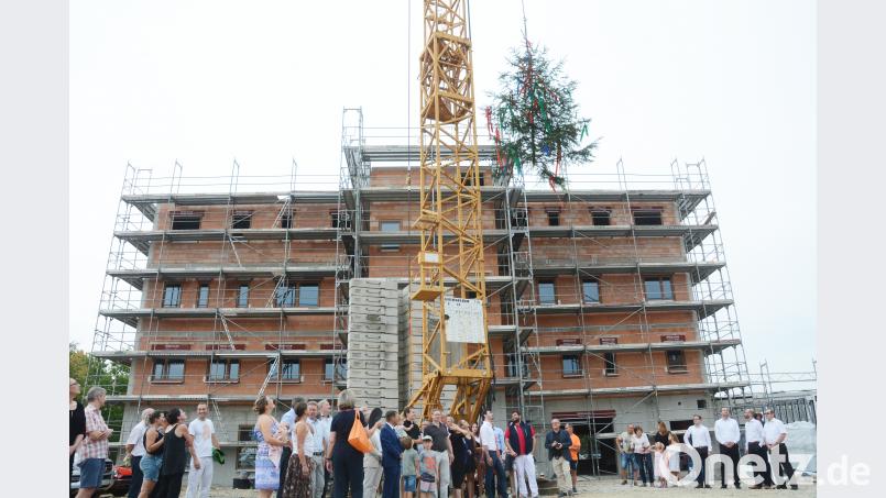 Trotz tropischer Hitze großer Andrang: Gemeinsam mit ihren Familienangehörigen, Architekten, Bauarbeitern und Vertretern aus der Politik feiern die Gesellschafter und beteiligten Mediziner Richtfest für das neue Ärztehaus neben dem Klinikum. Gabi Schönberger