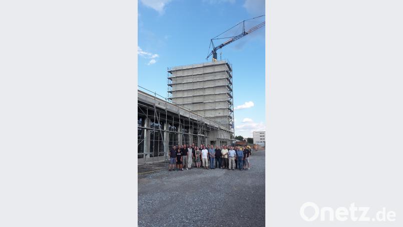 Viele Besucher (im Bild nur etwa die Hälfte) interessierten sich für den Rohbau des neuen Feuerwehrgerätehaus samt Übungsturm. exb