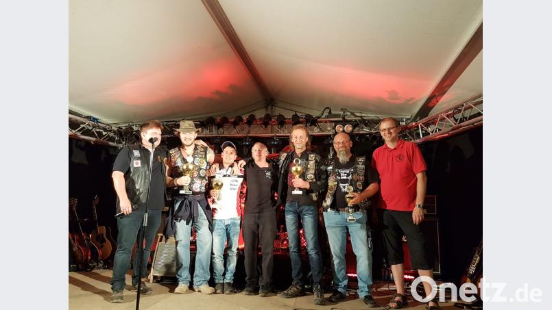 Pokalvergabe zur Geisterstunde: Die Vorsitzenden Jörg Sossalla (links) und Fred Stich (rechts) übergeben Trophäen an den Motorradclub mit den meisten Teilnehmern und an die Biker mit der weitesten Anreise. ak