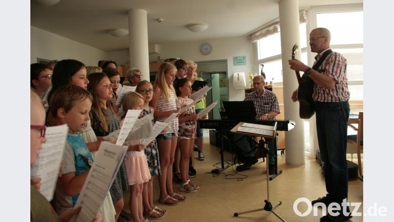 Mit Liedern die von Herzen kamen begeisterten der Kirchen- und Kinderchor bei der nachmittäglichen „Serenade“ im Senioren Servicehaus. wro